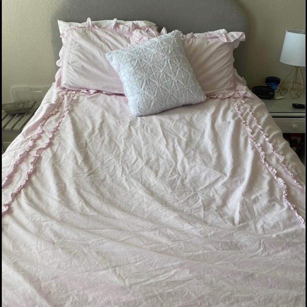 Full/Queen Duvet Cover with Pillow Shams!